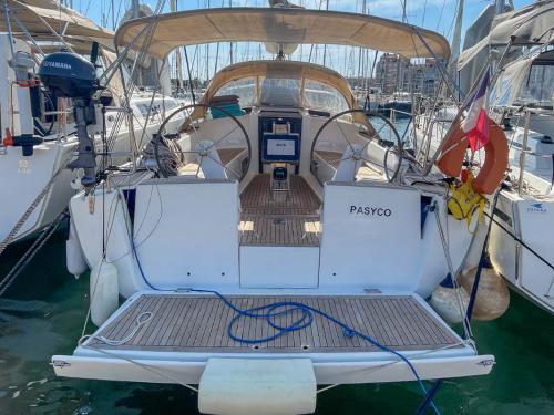 Sailing boat Hanse 348 for hire in Hyeres Harbour