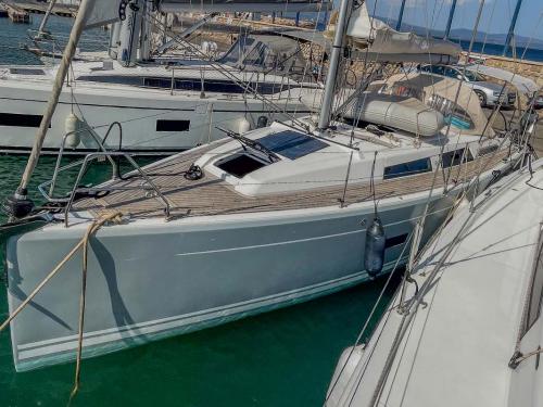 Sailing boat Hanse 348 for hire in Hyeres Harbour