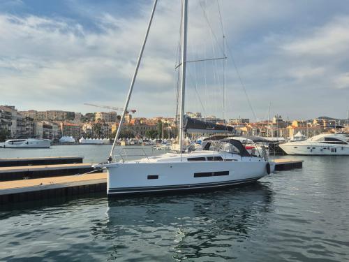 Sailing yacht Hanse 360 for rent in Rosignano Solvay