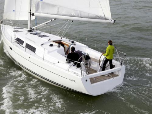 Sailing yacht Hanse 375 for hire in Les Marines de Cogolin