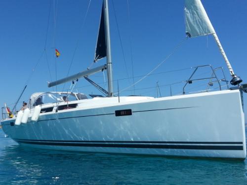 Sailboat Hanse 385 for rent in Port Calanova
