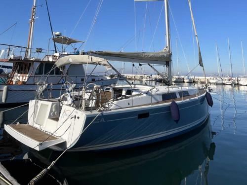 Sailboat Hanse 385 for charter in Kavala