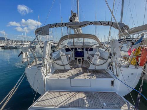 Yacht Hanse 388 for hire in Bandol lsland Marina