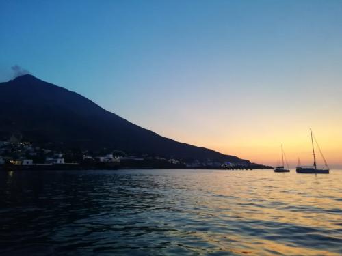 Yacht Hanse 400e available for charter in Marina di Scarlino