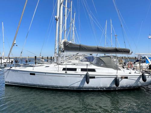 Yacht Hanse 415 available for charter in Heiligenhafen