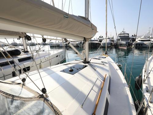 Sailing boat Hanse 415 for rent in Marina Kastela