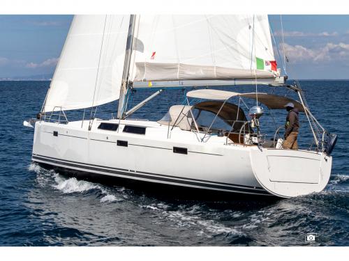Yacht Hanse 415 for hire in Puntone