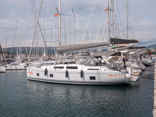 Sailing yacht Hanse 418 for hire in Split