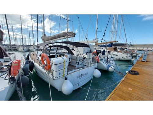 Sailing boat Hanse 418 for rent in Rosignano Solvay