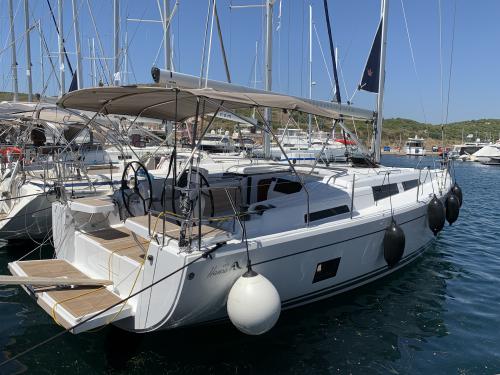 Sailboat Hanse 418 for charter in Lavrio