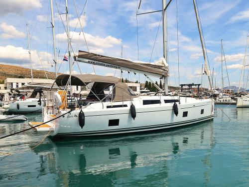 Sailing yacht Hanse 418 available for charter in Seget