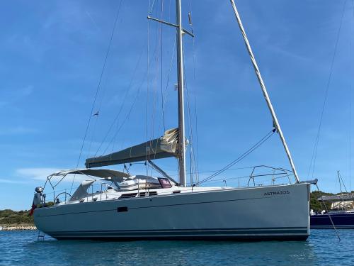 Yacht Hanse 430e available for charter in Marina Veruda