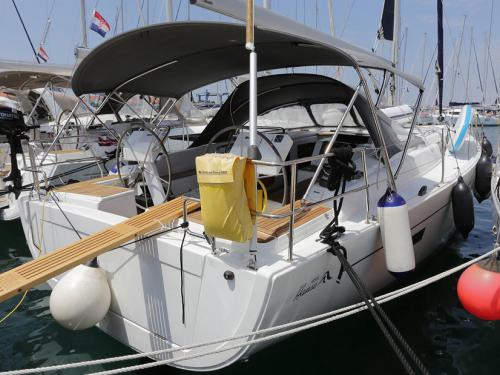 Sailing yacht Hanse 455 for hire in Split