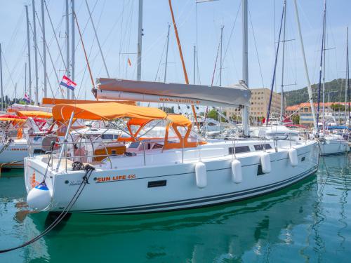 Sailing yacht Hanse 455 for hire in Split