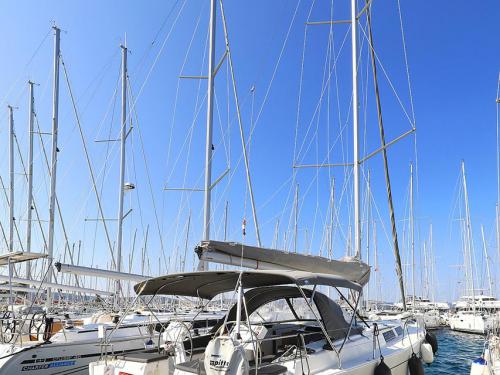 Yacht Hanse 455 chartern in Marina Hramina