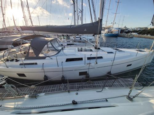 Yacht Hanse 458 for rent in Lavrio