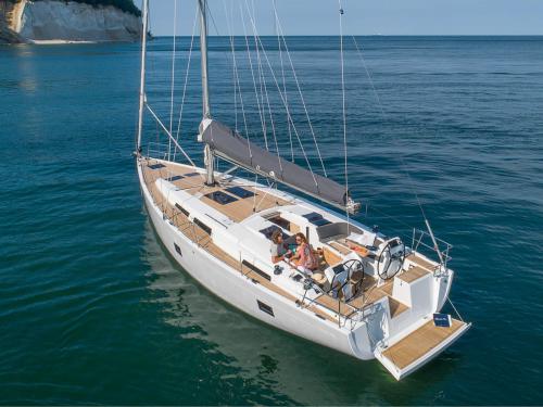 Sailing yacht Hanse 458 for hire in Volos