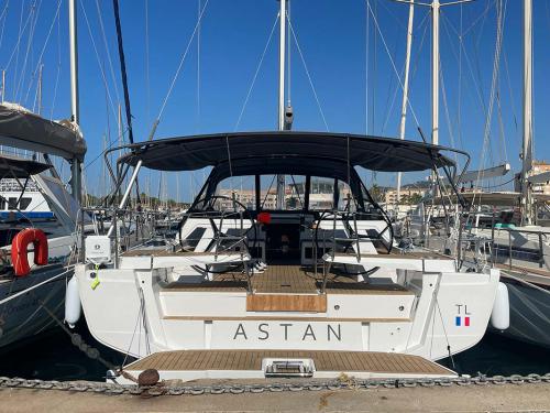 Sailboat Hanse 460 for hire in Bandol