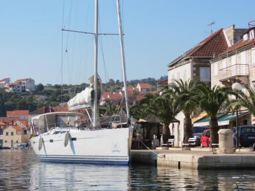 Sailing yacht Hanse 470 for rent in Marina Kastela