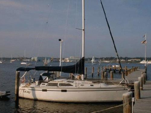 Yacht Hunter 33 for charter in Nanaimo Harbour
