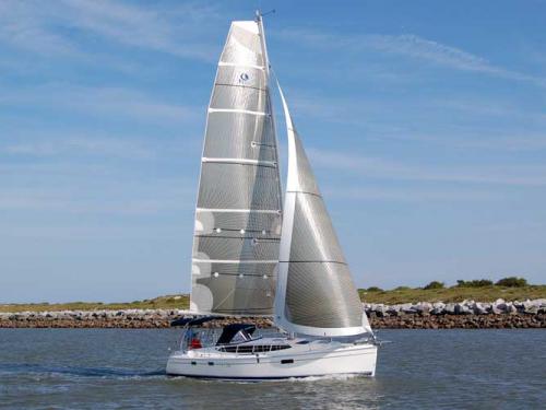 Yacht Hunter e36 for rent in Frenchtown Harbour Marina