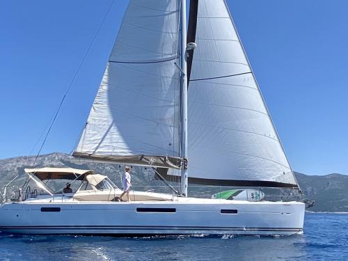 Yacht Jeanneau 53 for rent in Komolac