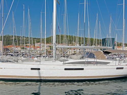 Yacht Jeanneau 53 chartern in Komolac
