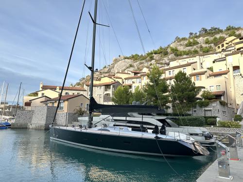 Sailing boat Maxi Dolphin 65 for hire in Izola