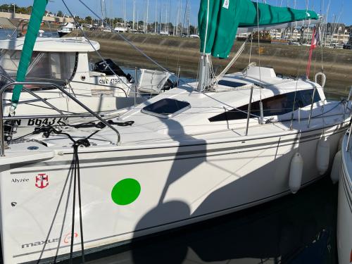 Sailing boat Maxus 26 available for charter in Arzon