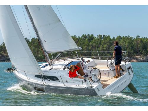 Sailing yacht Oceanis 30.1 for charter in Portisco