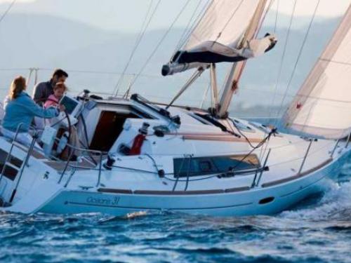 Sailing boat Oceanis 31 for rent in Port des Minimes