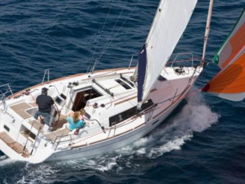 Sailing yacht Oceanis 31 for rent in La Rochelle