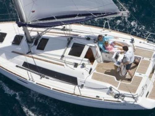 Sailing yacht Oceanis 31 available for charter in Port Crouesty