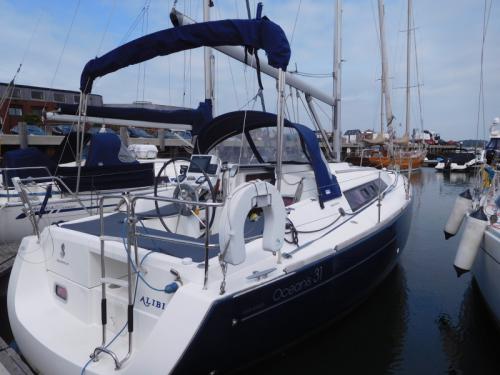 Yacht Oceanis 31 available for charter in Poole