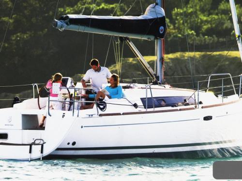 Yacht Oceanis 31 Yachtcharter in Heiligenhafen Yachthafen