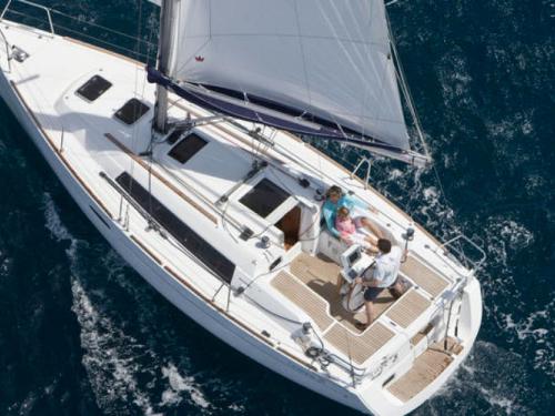 Sailing boat Oceanis 31 for charter in Arzon