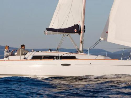 Sailing yacht Oceanis 311 for rent in Procida Marina