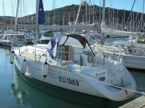 Sailing boat Oceanis 311 for rent in Marina di Punta Ala