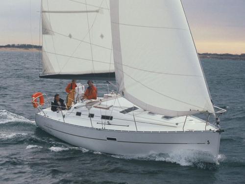 Sailing boat Oceanis 323 for rent in Castiglione della Pescaia