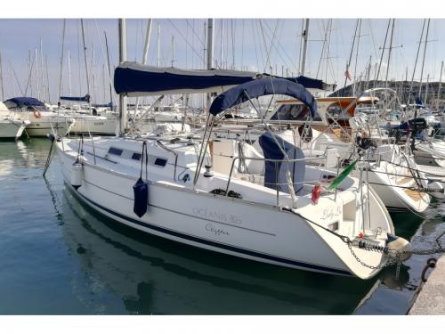 Sailing yacht Oceanis 323 for hire in Castiglione della Pescaia