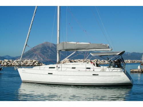 Yacht Oceanis 331 available for charter in Lefkas