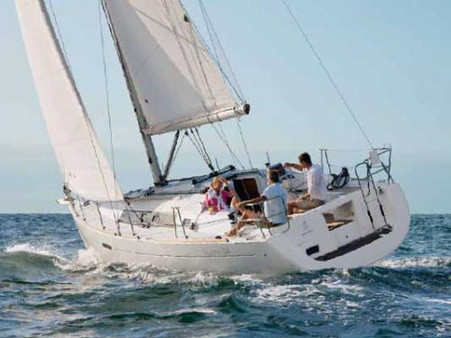 Sailing boat Oceanis 34 for rent in San Vincenzo