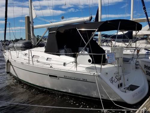 Sailboat Oceanis 343 for charter in Powell River Marina