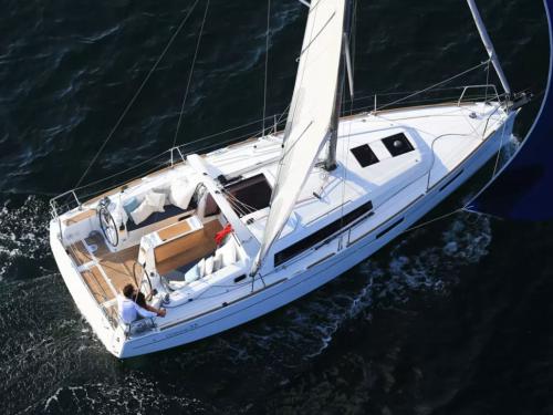 Yacht Oceanis 35 for hire in Portorosa