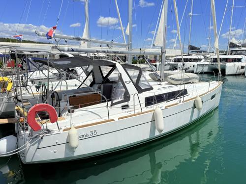 Sailboat Oceanis 35 for rent in Sukosan Bibinje