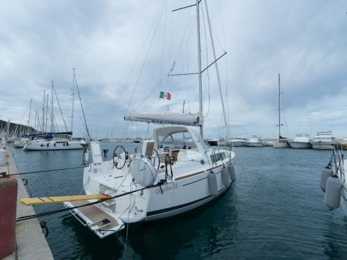 Segelyacht Oceanis 35 chartern in Castiglione della Pescaia