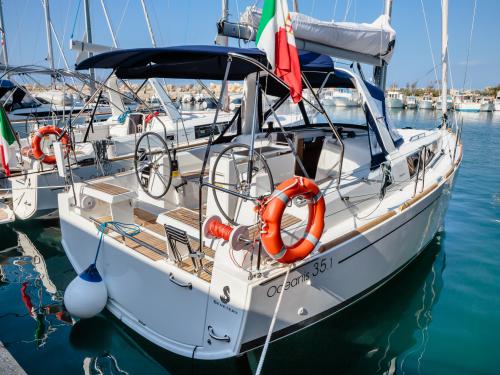 Sailing boat Oceanis 35 for rent in Messina