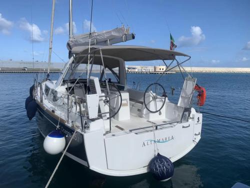 Sailing yacht Oceanis 35 for charter in Palermo
