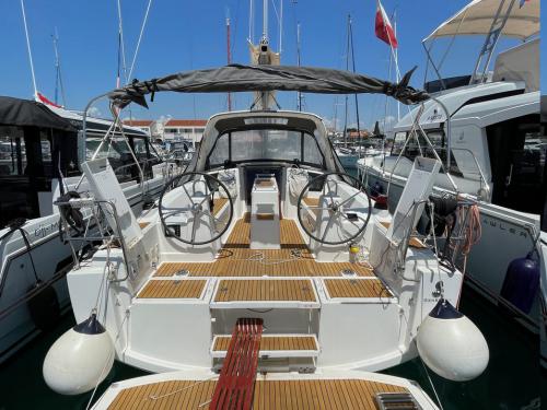 Sailboat Oceanis 351 for charter in Pirovac