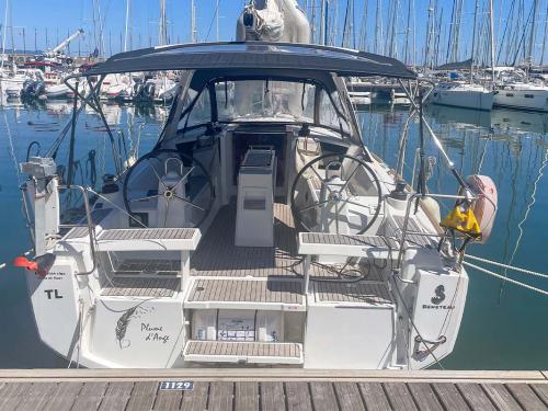 Sailing boat Oceanis 351 for rent in Hyeres Harbour